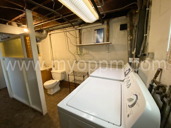 Building Photo - 2 Bed / 1 .5 Bath Home | Midtown