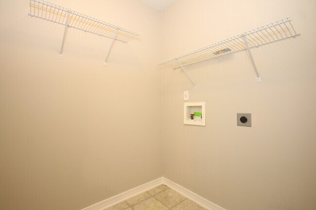 Building Photo - Spacious 3/2 Brick Home with Screened Porc...