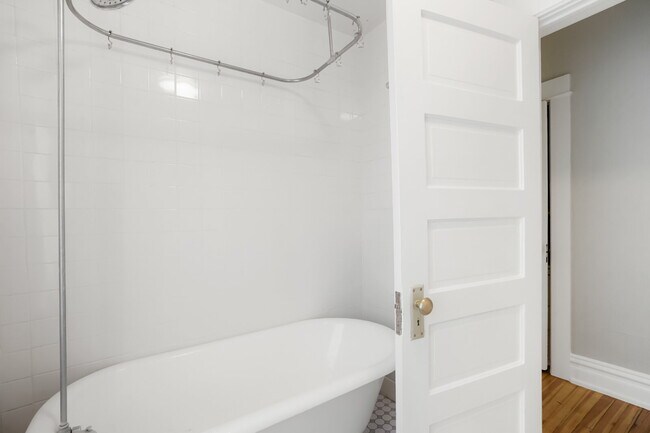 Building Photo - Charming 4 Bed, 2 Bath Town Home in Prime ...
