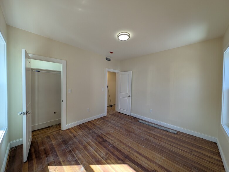 Building Photo - 5 Lowell Cir