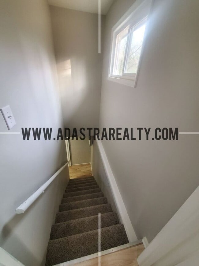 Building Photo - Completely Renovated Duplex in KCK, Beautiful Finishings-Available in MAY!!