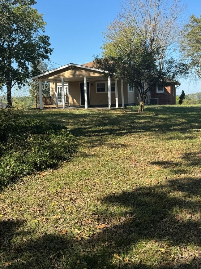 Building Photo - 3 Bed / 2 bath on 1.2 ACRES - 3 car garage...