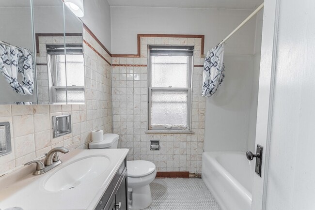 Building Photo - 1845 S Oak Park Ave