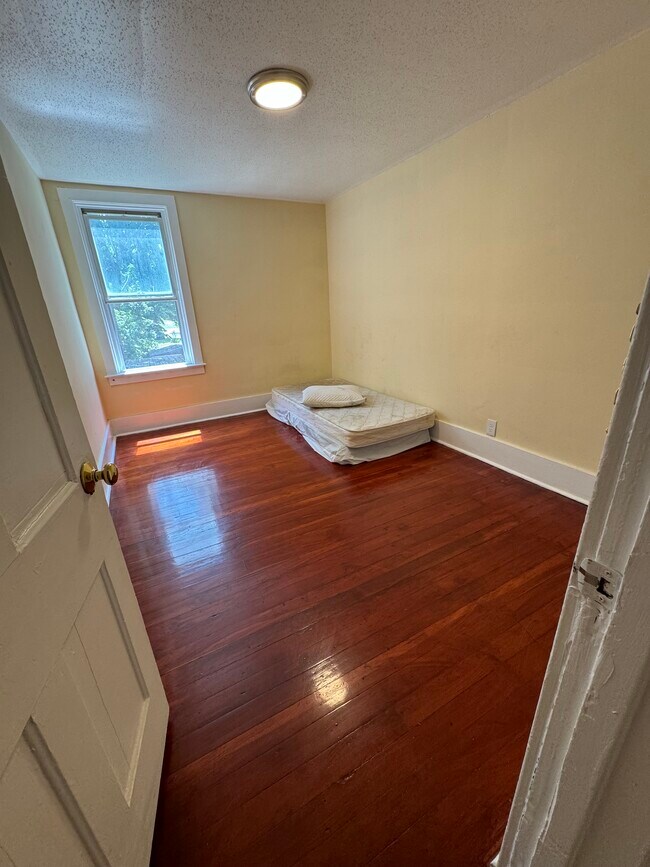 Building Photo - 511 Roberts St