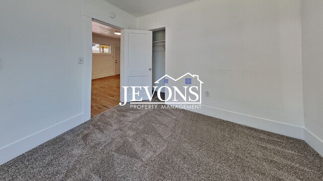 Building Photo - $300 Rent Credit - Well-kept ground-floor ...