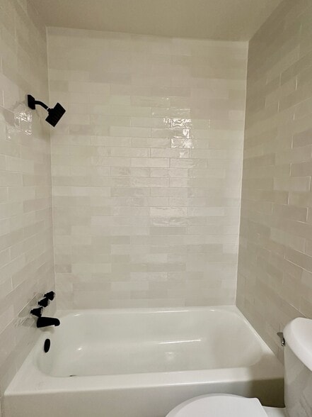 Tub/shower - 1302 Thornridge Rd