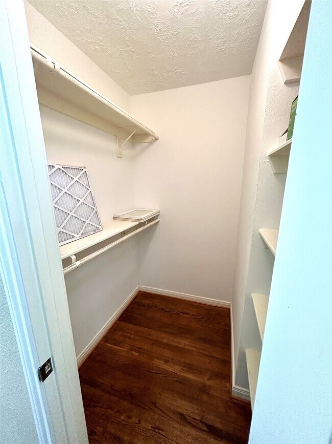 Building Photo - 5022 Darnell St