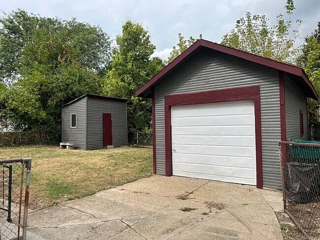 Building Photo - 2 Bedroom 1.5 Bath for rent in College Hill!