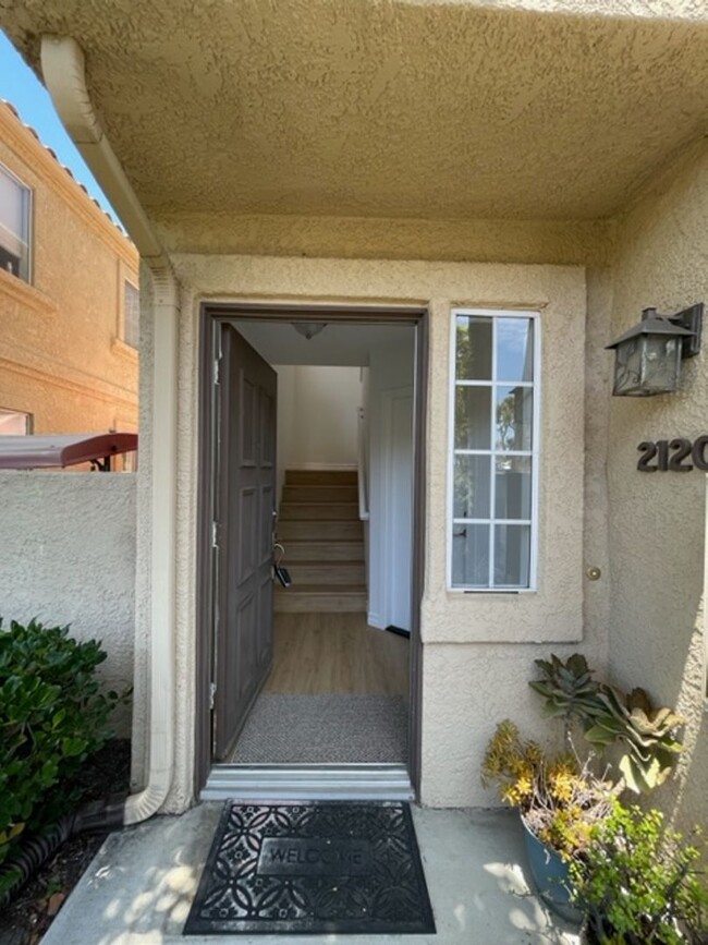 Building Photo - Beautiful 2 bedroom/2 bath end unit condo ...
