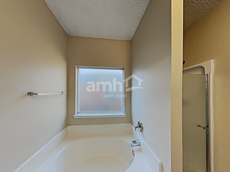 Building Photo - 10916 Fawn Valley Dr
