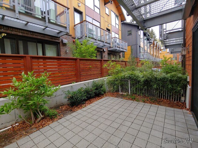 Building Photo - Contemporary Home in Bryant for Rent!