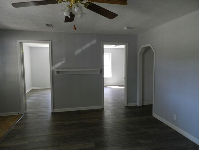 Building Photo - 204 Dyer Dr