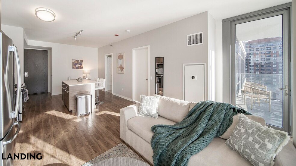 Building Photo - 347 W Chestnut St