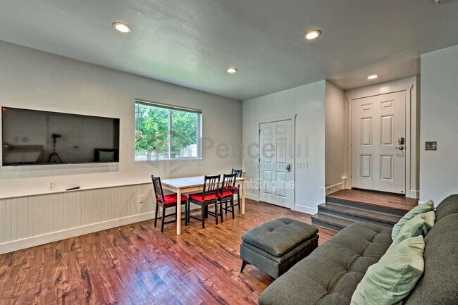 Building Photo - 462 E Haven Ave