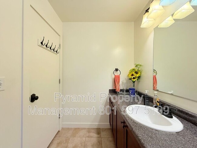 Building Photo - 247 S 700 W