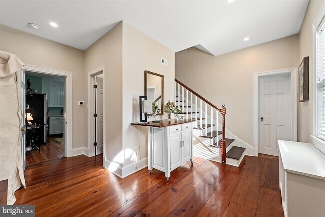 Building Photo - 320 S Loudoun St