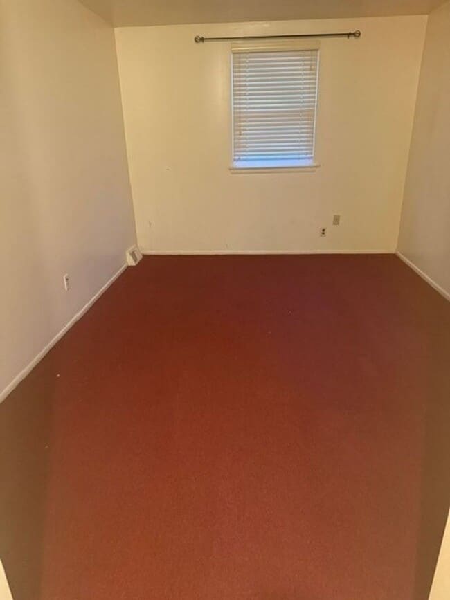 Building Photo - Stunning 6-Bedroom Home with Parking Spot and Large Yard! Available NOW!