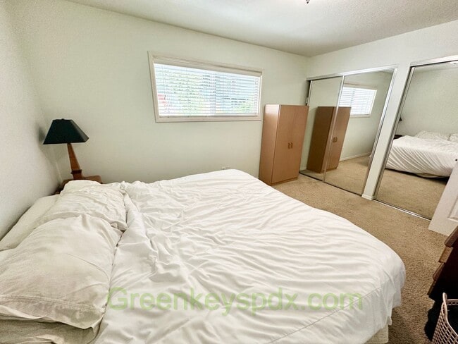 Building Photo - Two bedroom one bathroom condo in Southwes...