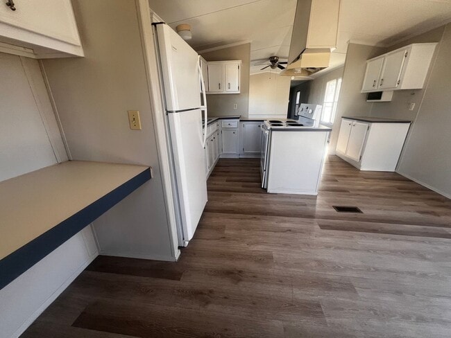 Building Photo - Cute 2 bedroom 2 bath mobile home that is located close to the Camp Lejeune Main Gate, beaches, s...