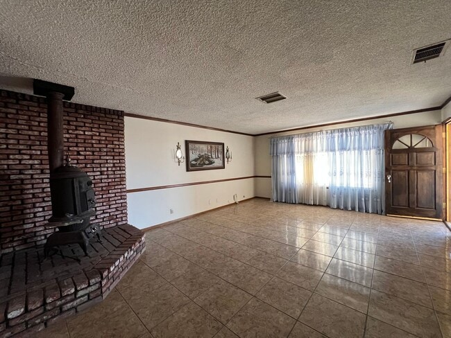 Building Photo - 3 Bedroom 2 Bathroom House with RV Parking...