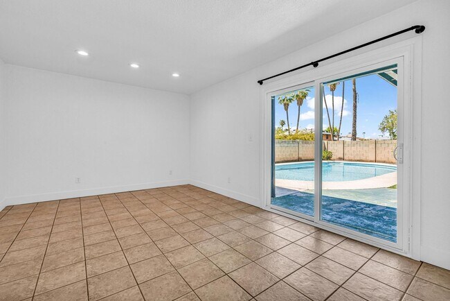 Building Photo - 6 bed/ 3.5 bath