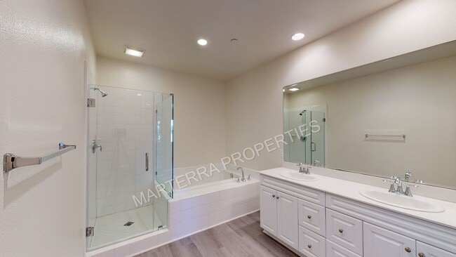 Building Photo - Beautiful 3 Bed/2.5 Bath Home in Portola S...