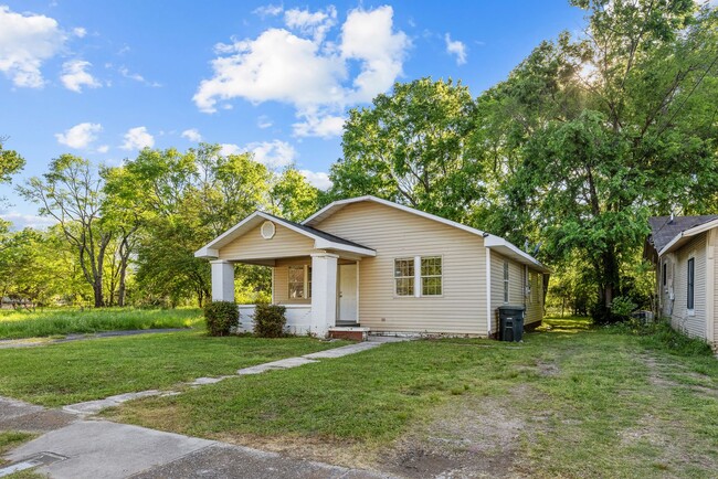 Building Photo - Stylish & Newly Renovated 3 Bedroom 2 Bath...