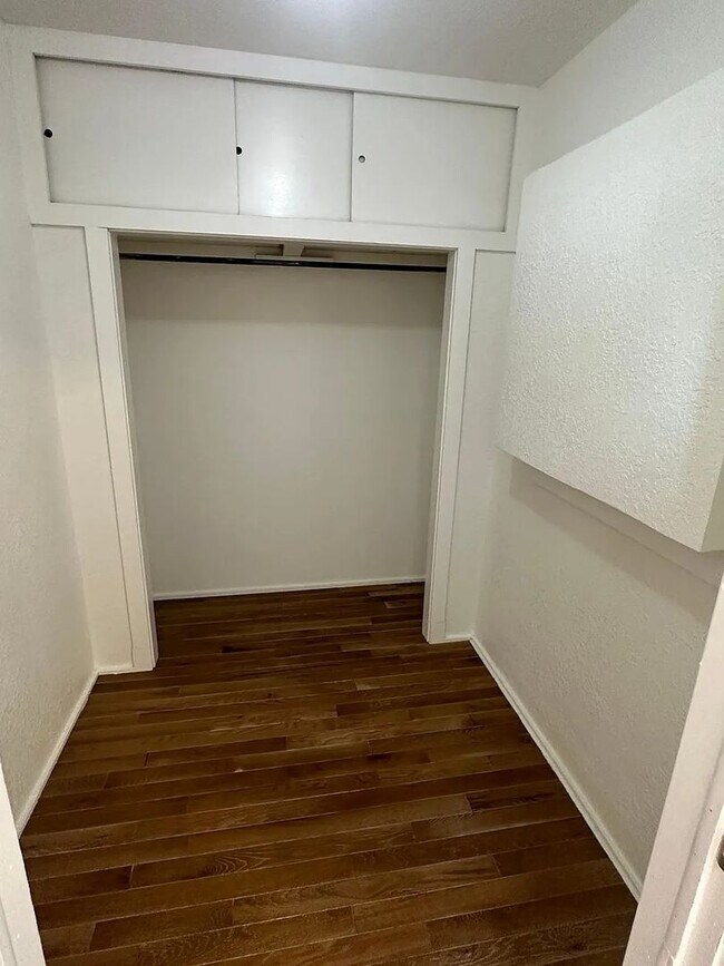 Building Photo - 404 S Marion St