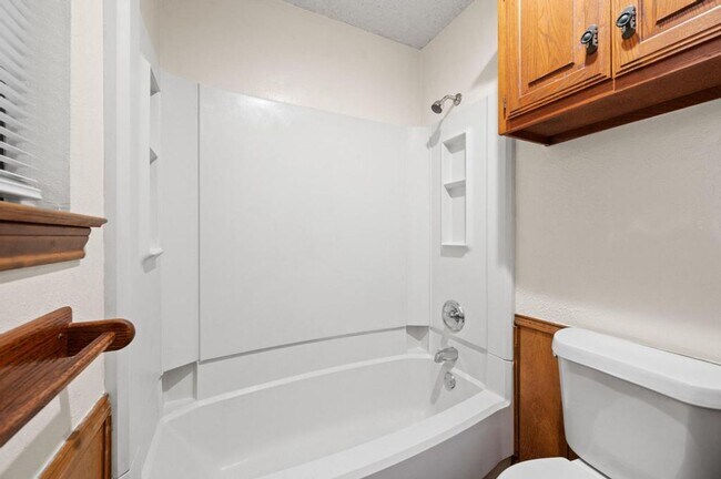 Building Photo - 504 Warbler Dr
