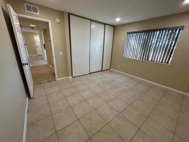 Building Photo - Coming Soon!! Spacious condo at Ascot Park Villas!!!