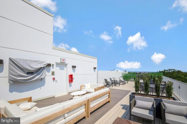 Building Photo - 635 Slaters Ln