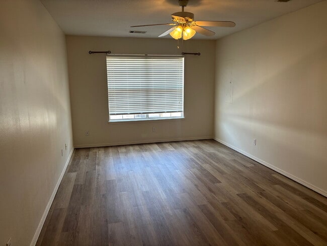 Building Photo - Two Bedroom 2 Full bath 11sqft Duplex for ...