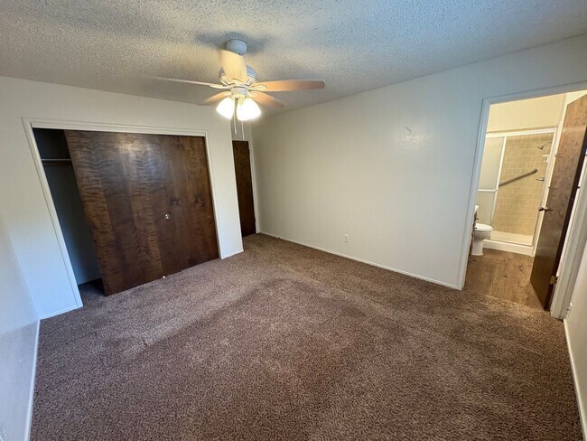Building Photo - SW Visalia Home Available Now!