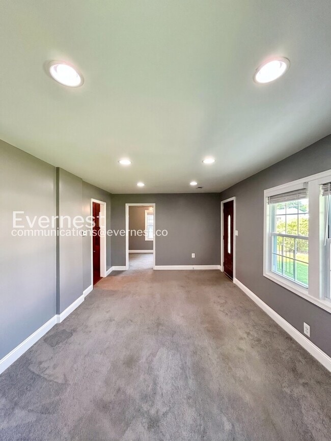 Building Photo - 2 Bed, 1 Bath Home with Off-Street Parking / Pet-Friendly / Available Now!