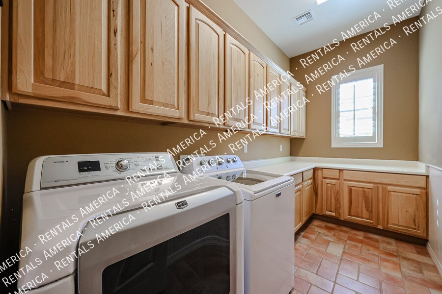 Building Photo - 2348 W River Rock Ct