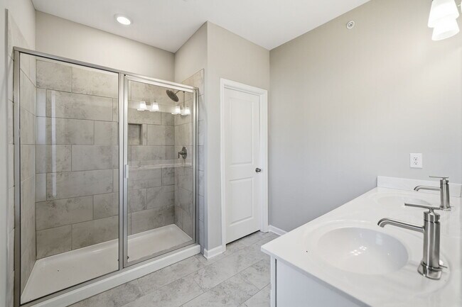 Building Photo - 318 Commons Ave