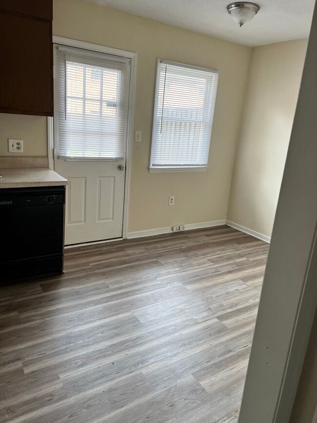 Building Photo - 2 Br 1 1/2 Bath Townhome
