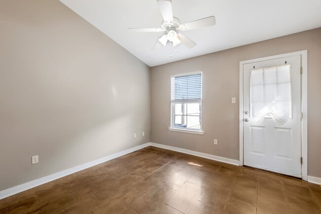 Building Photo - 3 Bedroom 2 Bathroom Lafayette Townhome fo...