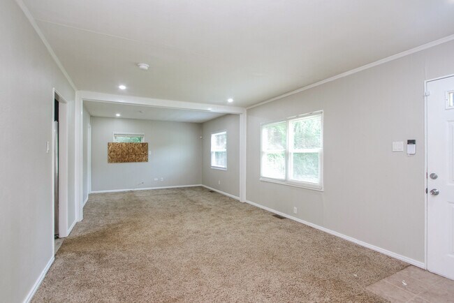Building Photo - Fantastic 3bd/2ba home! Coming soon!