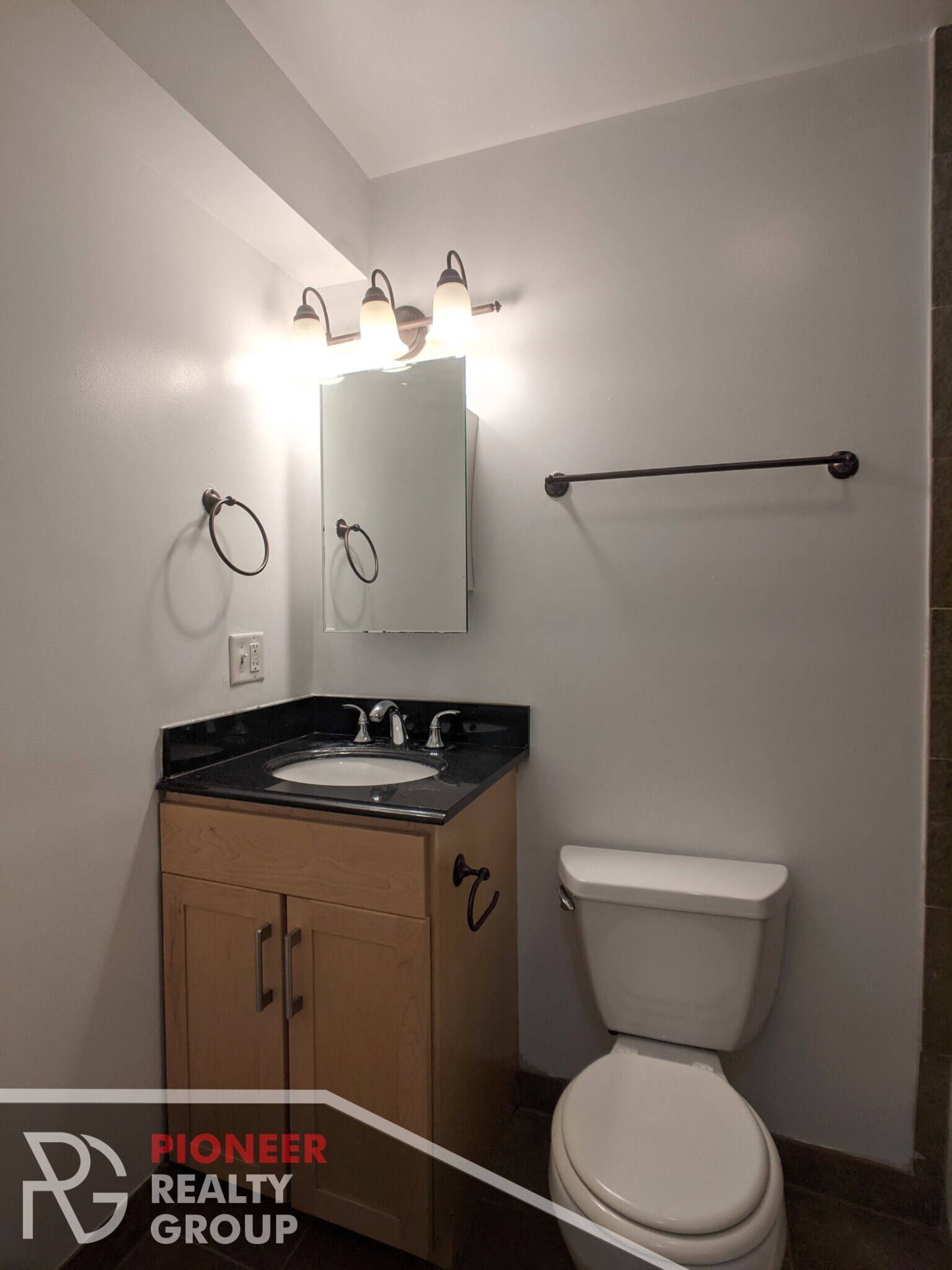 Building Photo - 630 W Wrightwood Ave