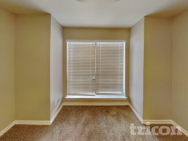 Building Photo - 2124 Glenn Ln