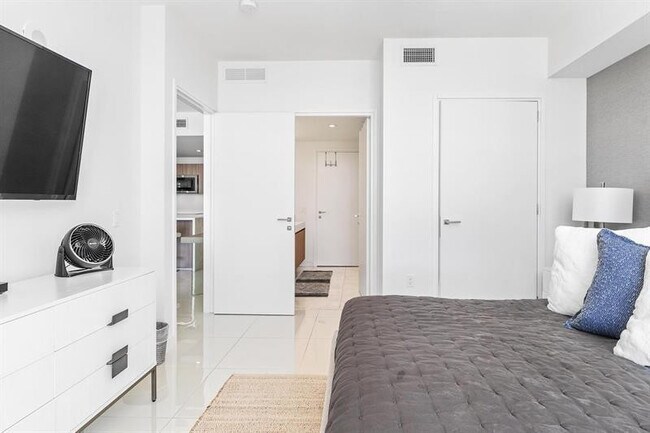 Building Photo - 401 N Birch Rd