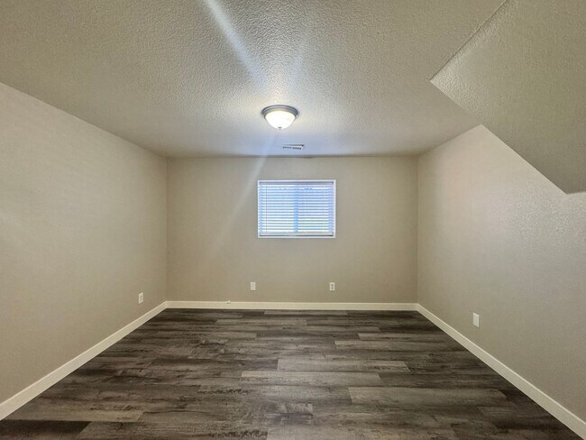 Building Photo - Updated 5 Bedroom Home