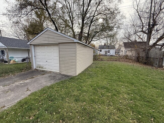 Building Photo - 18792 Kenosha St