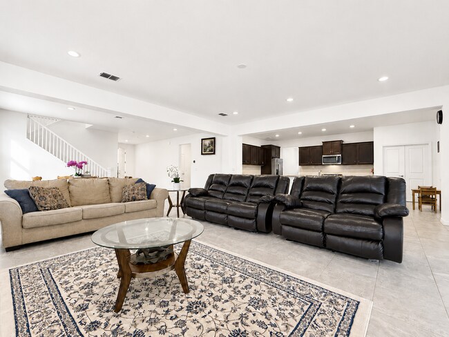 Building Photo - Experience modern & expansive living in this corner-lot 5Bedrooms/3.5Bath home at Ocala!