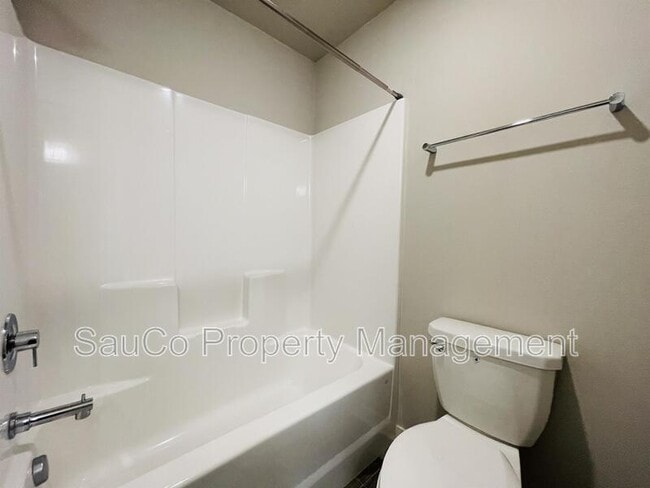 Building Photo - 6473 SE Genrosa St