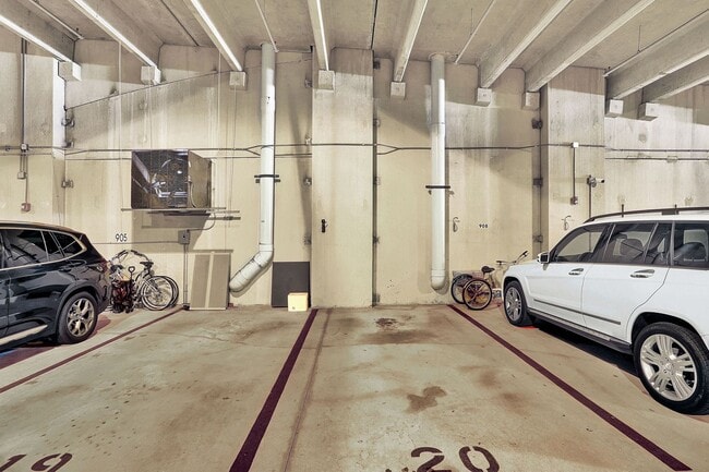 Building Photo - Live the Metropolitan Lifestyle