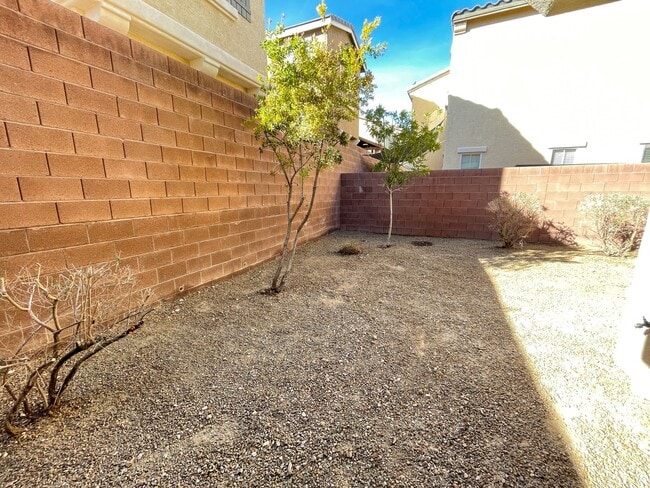 Building Photo - 9861 Iris Valley St