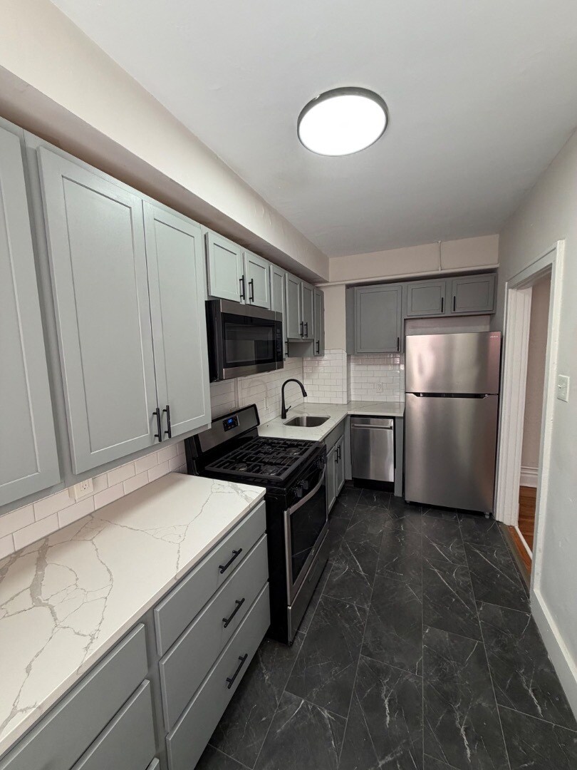 Building Photo - Charming 1 Bedroom ni CWE *1st Floor unit