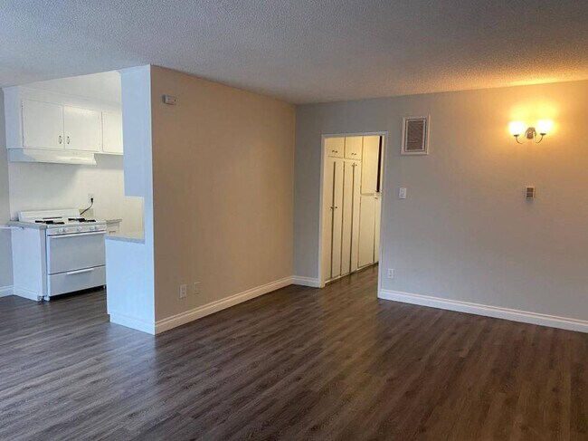 Building Photo - 1.0 bedroom in Canoga Park California 91304